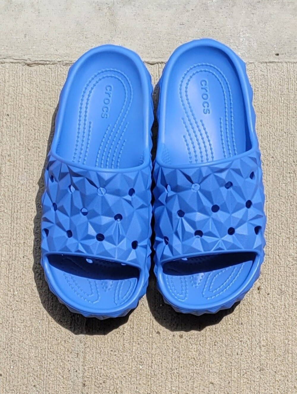 CROCS Adult Geometric Slide Sandals in Bright Blue Unisex Size 7 Women, Size 5 M